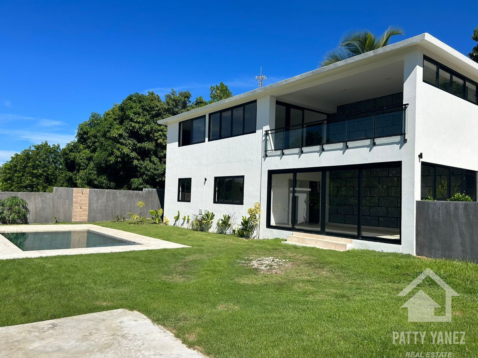 Villa de 5 dormitorios en Playa Encuentro, propiedad de varias unidades que genera ingresos (8) Moderna villa de dos viviendas con piscina, jardín privado y potencial de generación de ingresos en Playa Encuentro