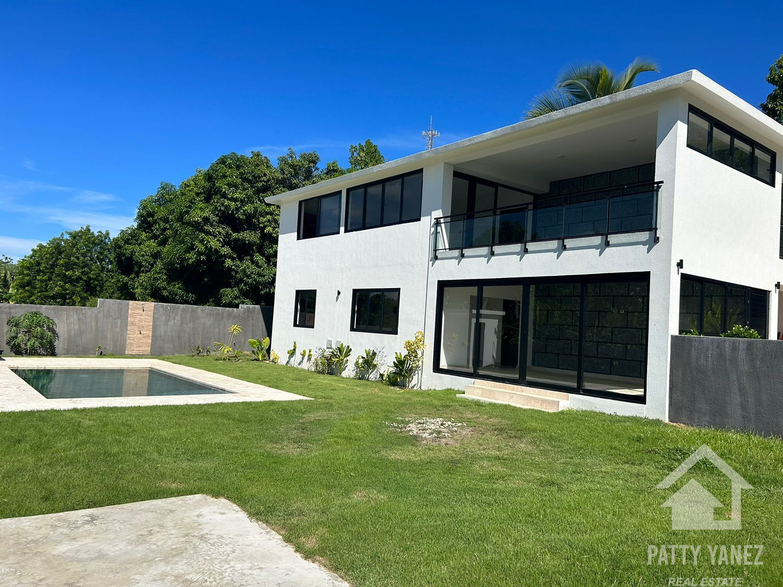 Villa moderna de dos viviendas con piscina, jardín privado y potencial de ingresos en Playa Encuentro
