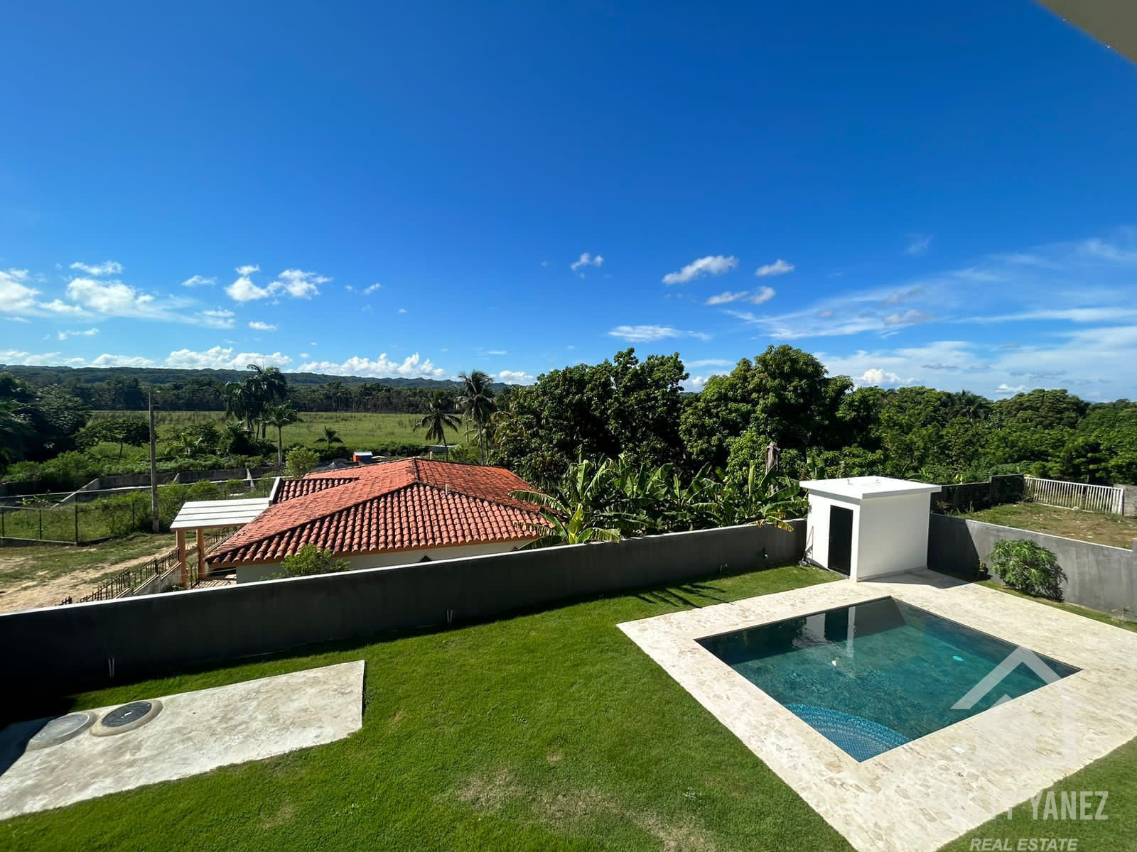 Villa moderna de dos viviendas con piscina, jardín privado y potencial de ingresos en Playa Encuentro