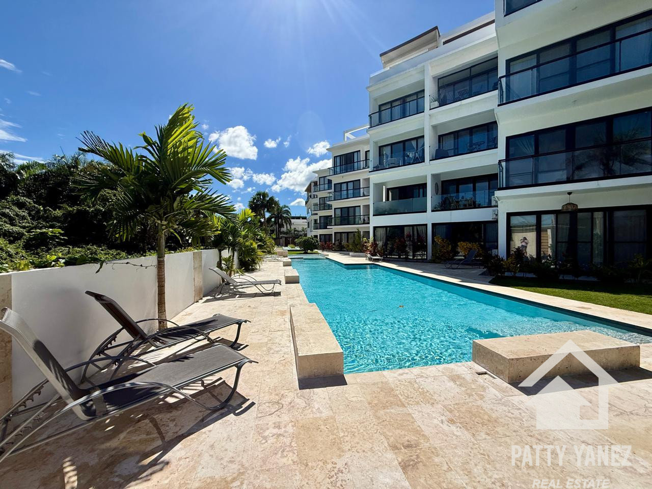 2-Bedroom Modern Condo Short Walk to Playa Encuentro, Cabarete