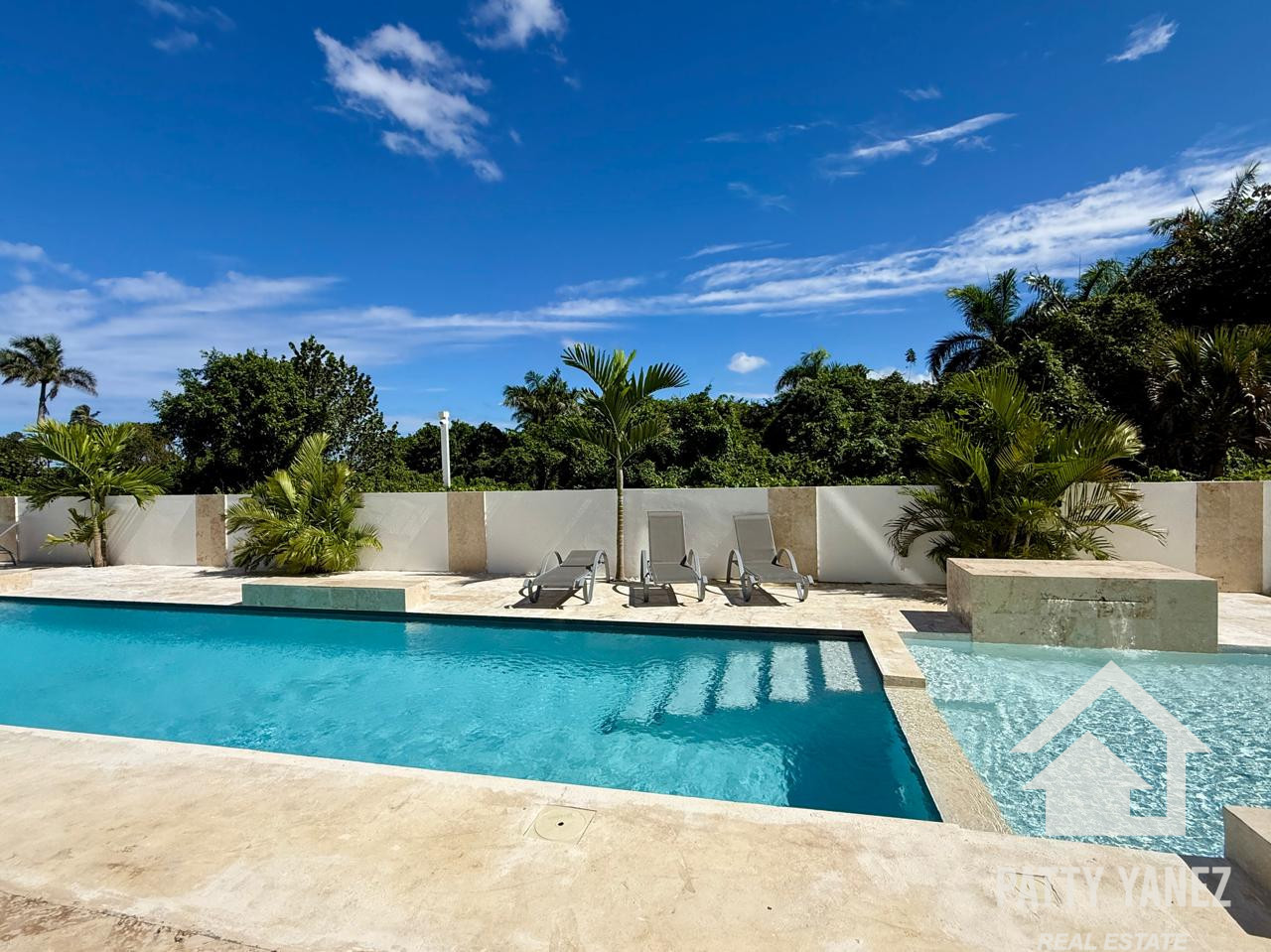 2-Bedroom Modern Condo Short Walk to Playa Encuentro, Cabarete