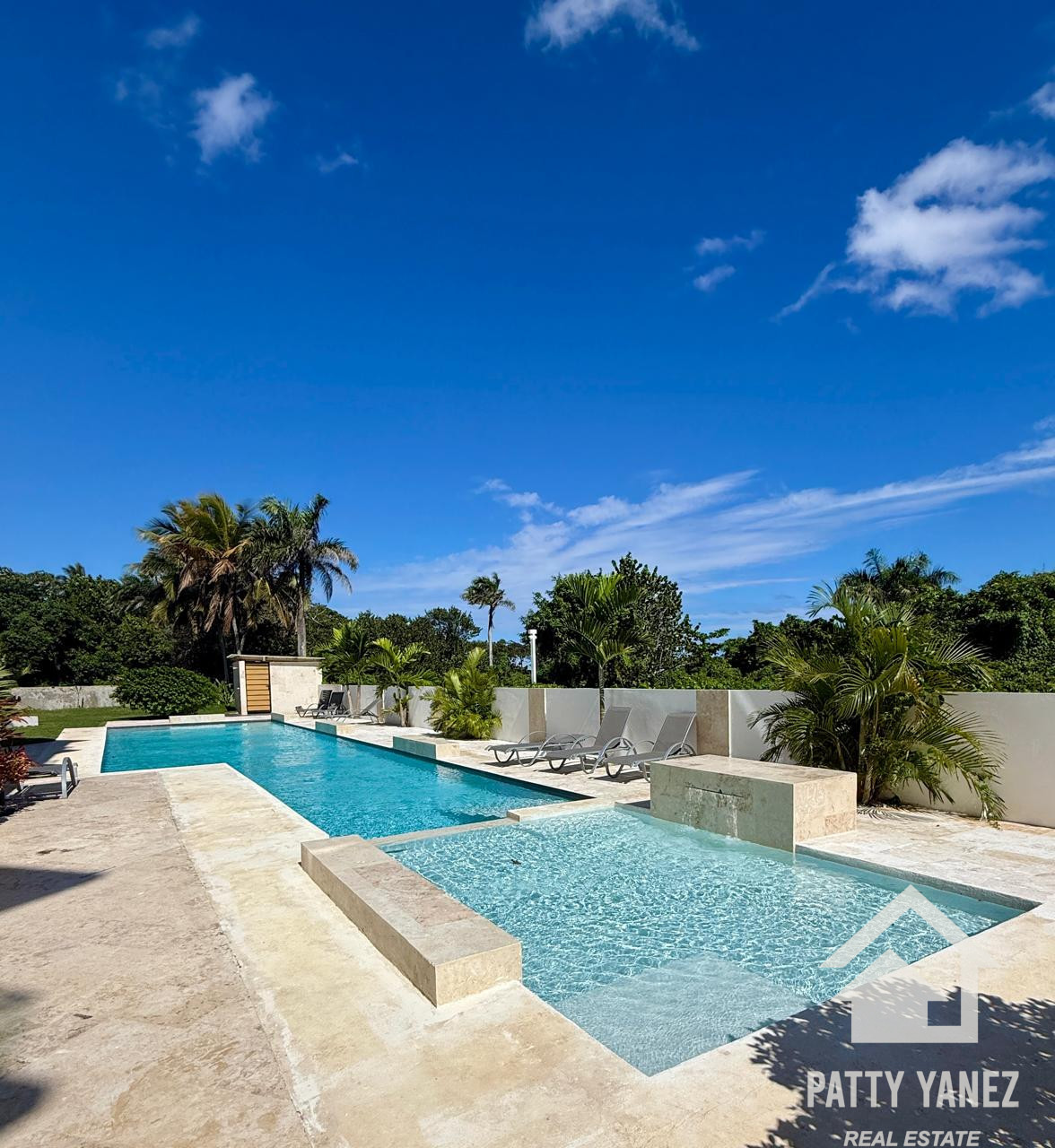 2-Bedroom Modern Condo Short Walk to Playa Encuentro, Cabarete