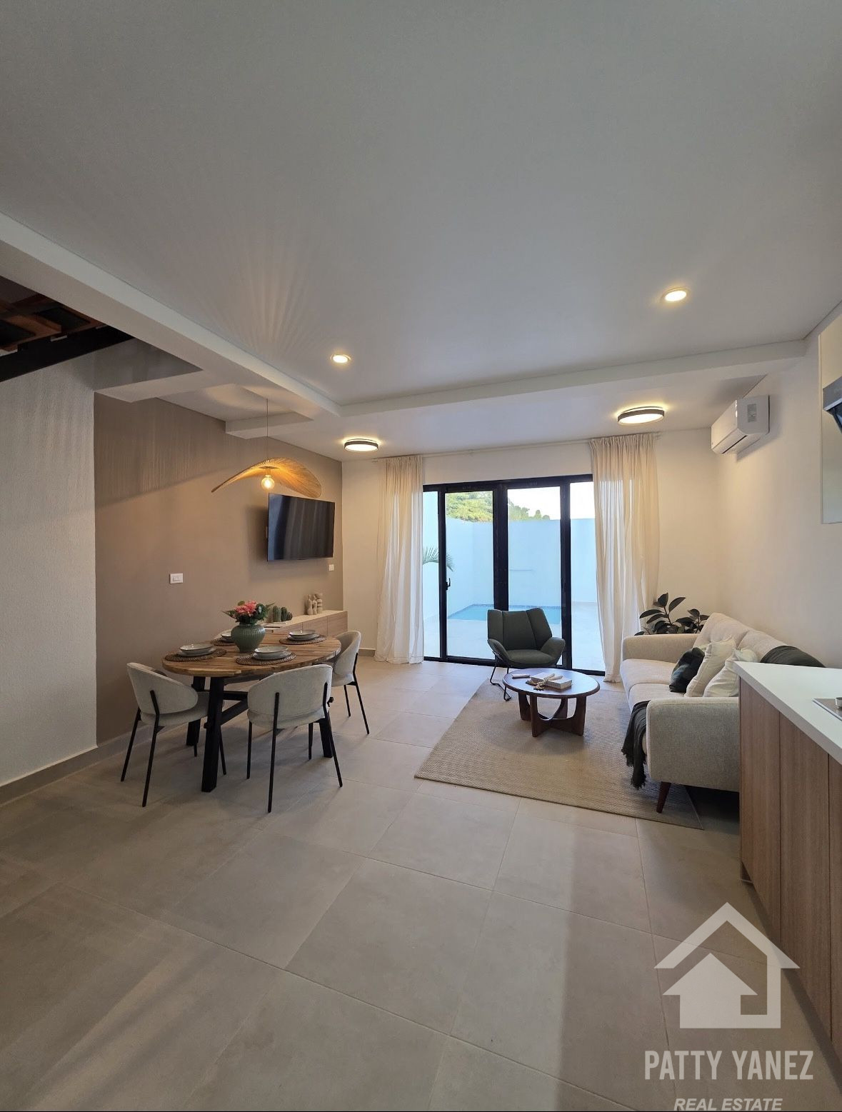 Casa adosada dúplex lista para habitar en Sosúa con piscina privada en Playa Chiquita