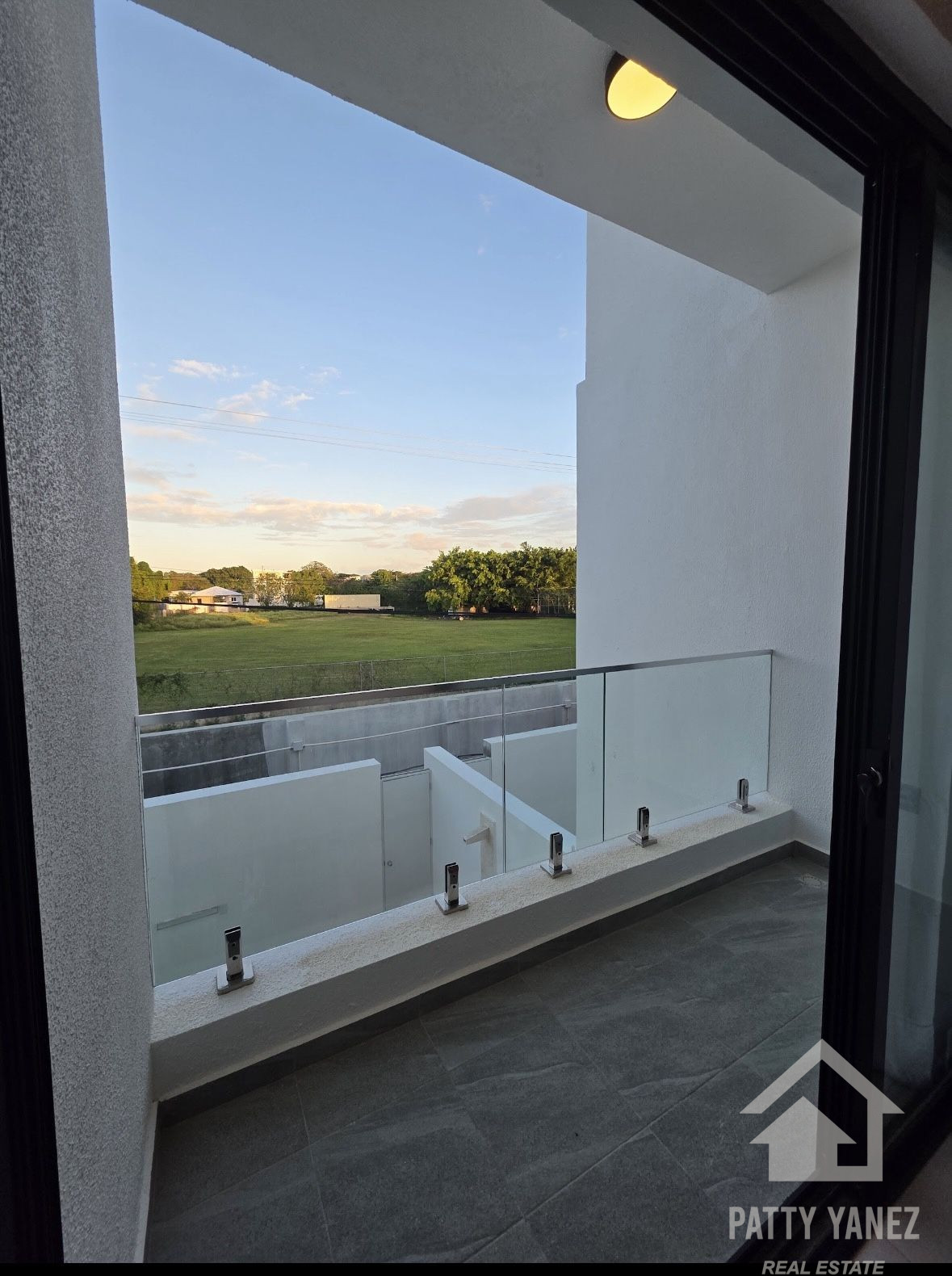 Casa adosada dúplex lista para habitar en Sosúa con piscina privada en Playa Chiquita