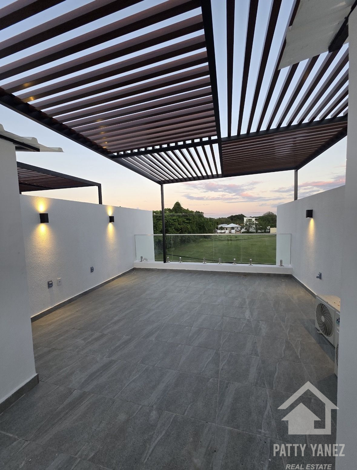 Casa adosada dúplex lista para habitar en Sosúa con piscina privada en Playa Chiquita