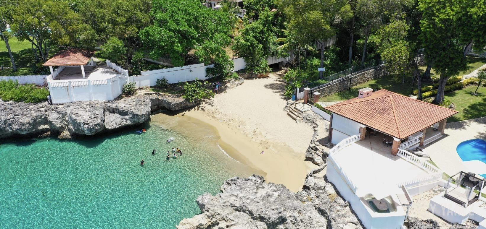 Casa adosada dúplex lista para habitar en Sosúa con piscina privada en Playa Chiquita