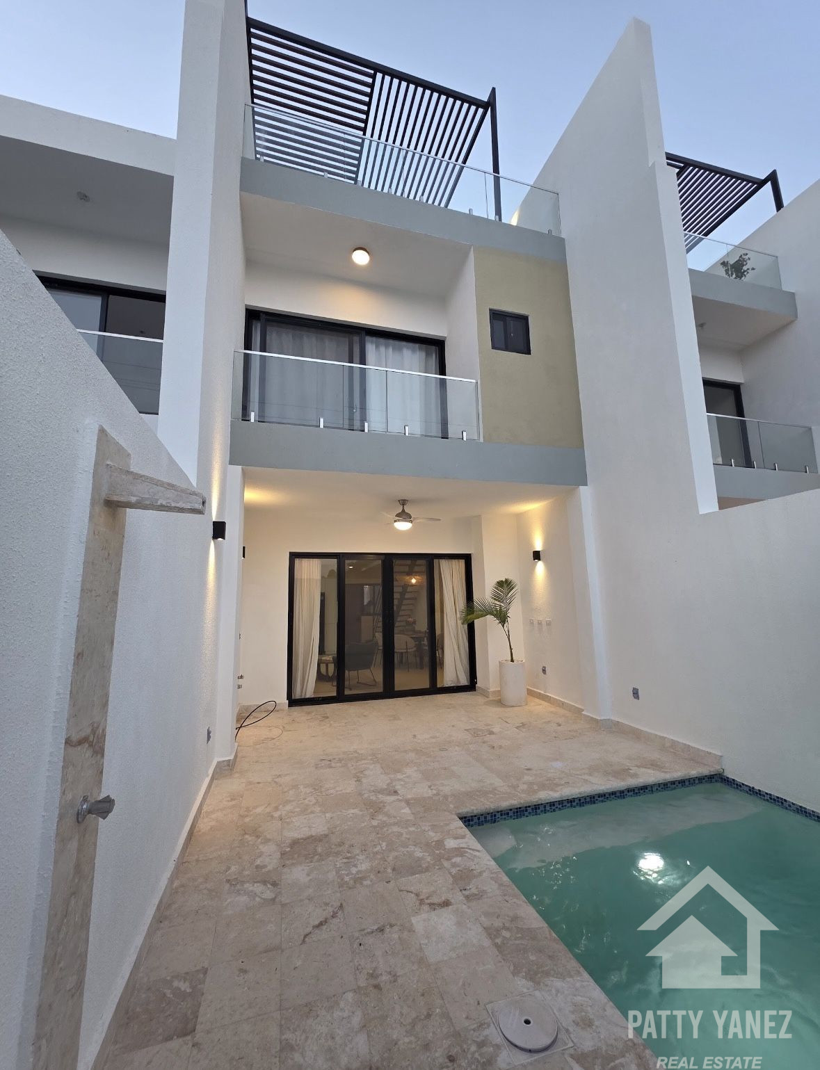 Casa adosada dúplex lista para habitar en Sosúa con piscina privada en Playa Chiquita