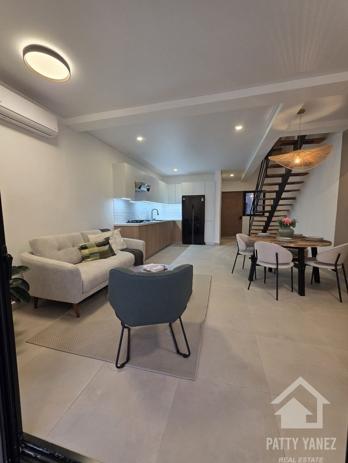 Casa adosada dúplex lista para habitar en Sosúa con piscina privada en Playa Chiquita