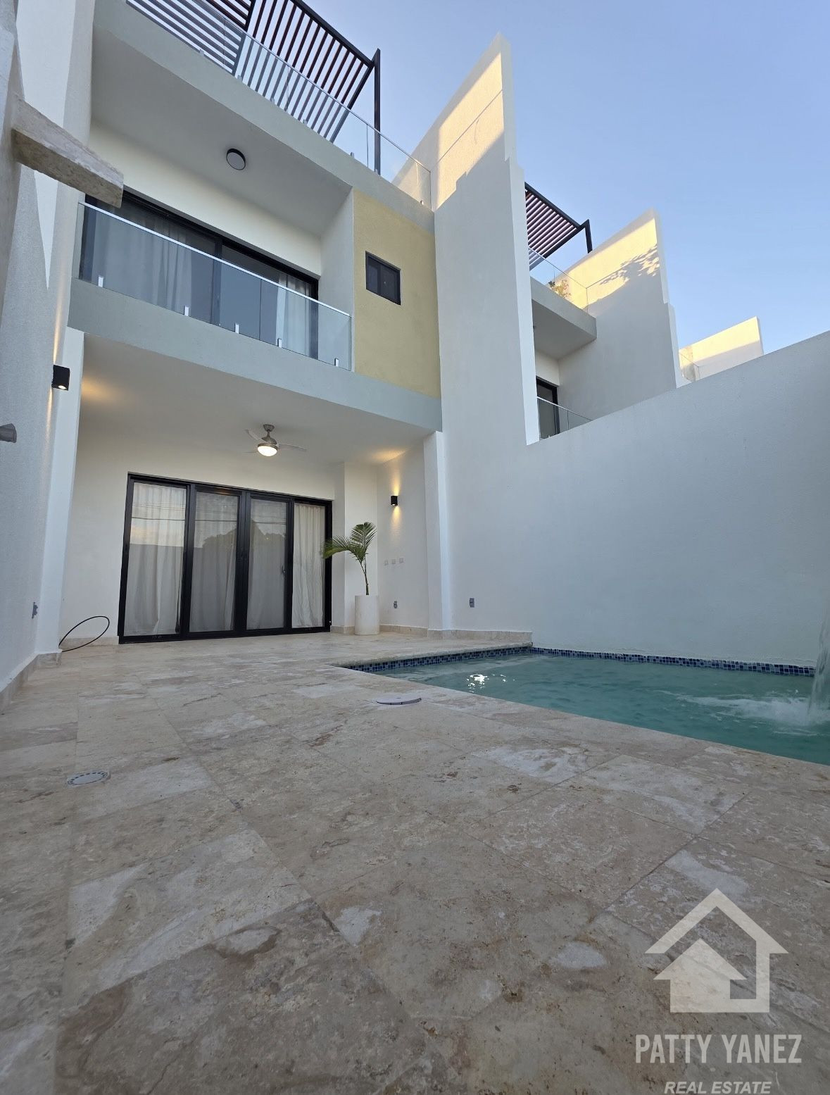 Casa adosada dúplex lista para habitar en Sosúa con piscina privada en Playa Chiquita