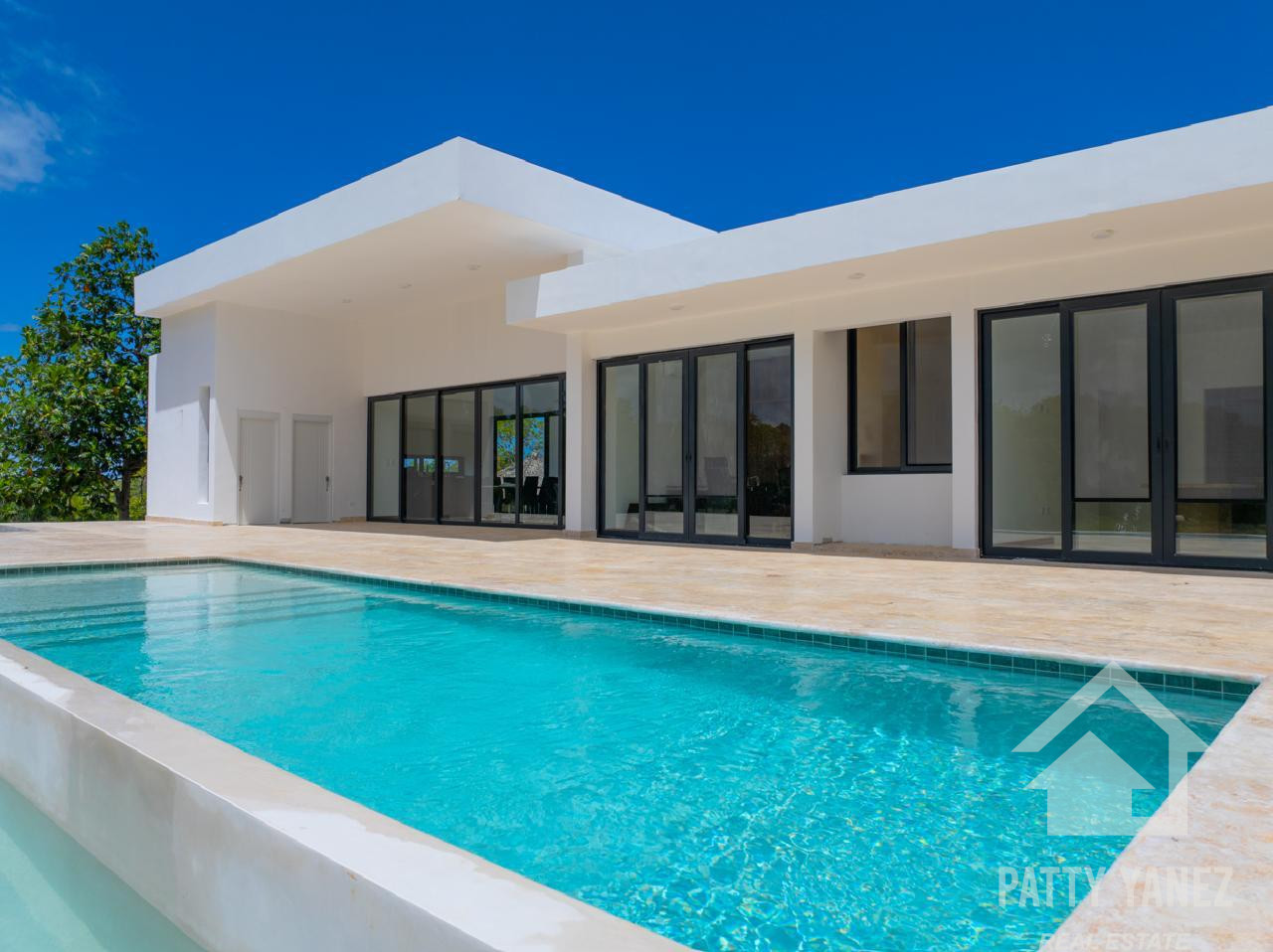Villa 11: vista desde la piscina Villa de 3 dormitorios en una nueva urbanización situada en una ladera