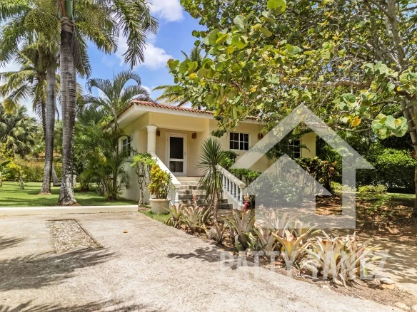 Charming 2-Bedroom Villa Steps from Scenic Dining & Views