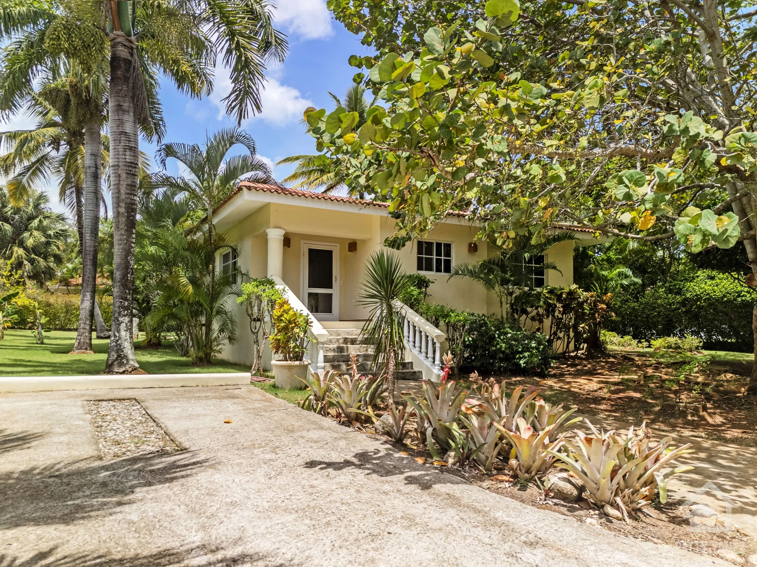 Charming 2-Bedroom Villa Steps from Scenic Dining & Views