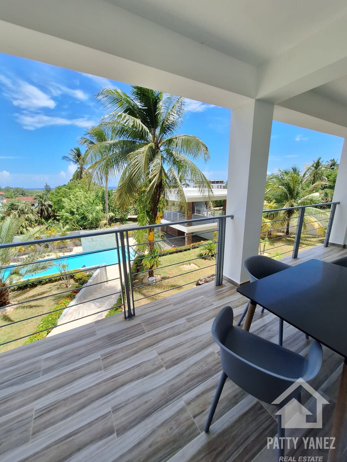 Condominio moderno de 2 recámaras cerca de la playa de Encuentro: amueblado, con vista al mar y a la alberca 