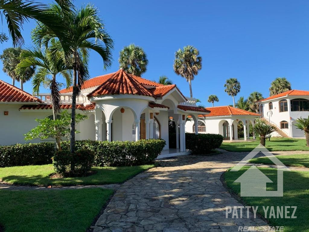 3-Bedroom Villa with Guest House in Playa Encuentro