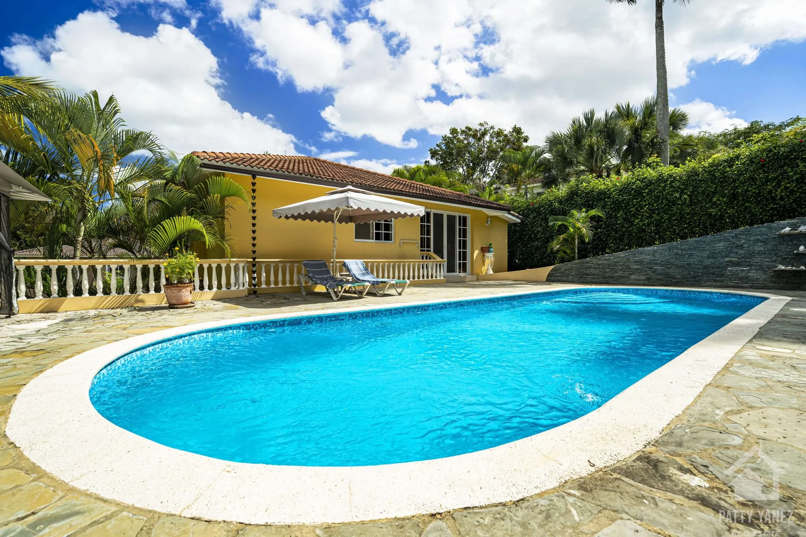 Villa de 3 recámaras con vivienda principal y departamento de huéspedes en venta en Cabarete, Sosúa (1) Villa de 2 recámaras con un departamento independiente de 1 recámara