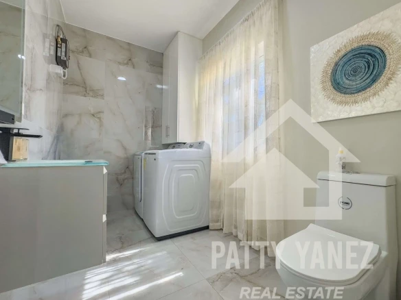 Condominio moderno amueblado de 3 recámaras con vista al mar y alberca