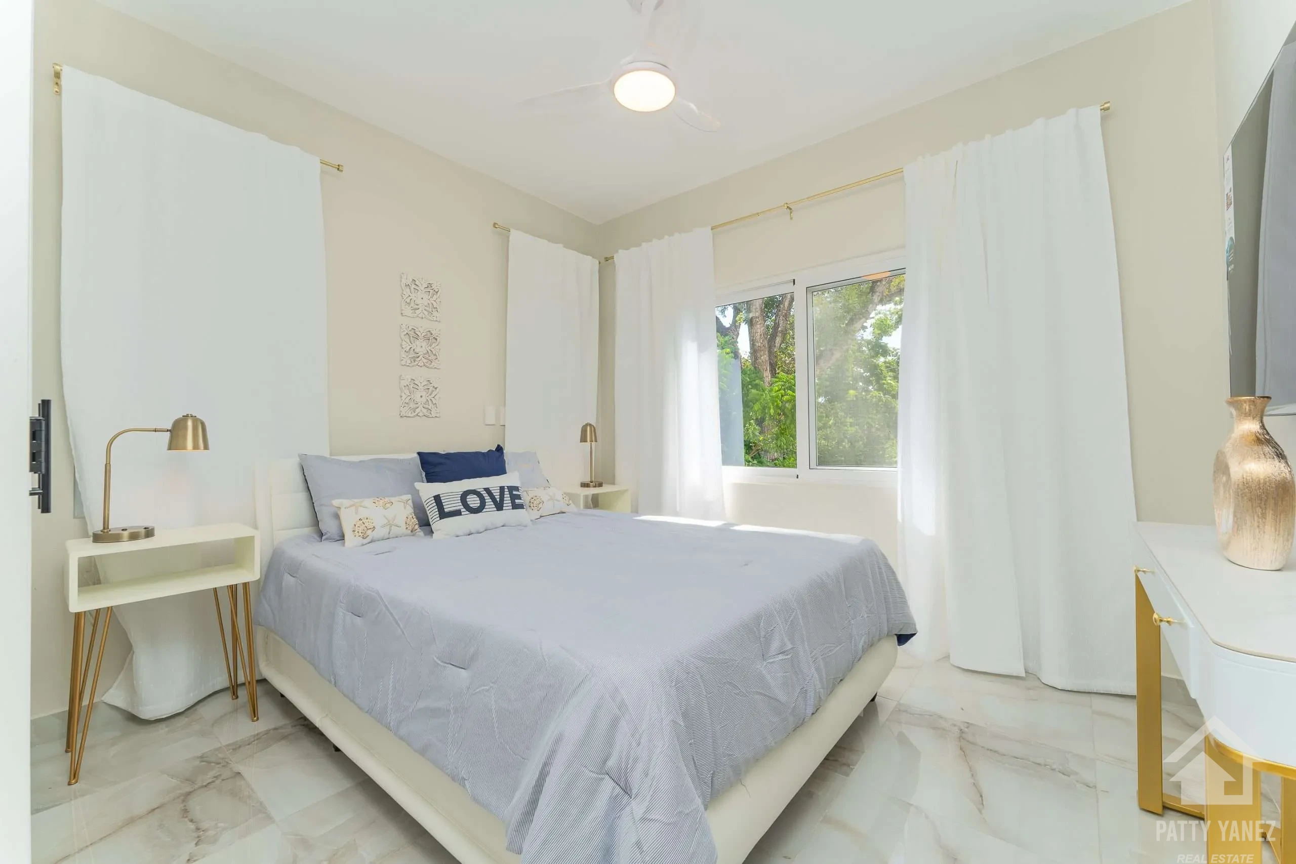 Condominio moderno amueblado de 3 recámaras con vista al mar y alberca