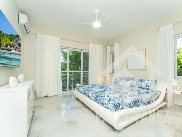 Condominio moderno amueblado de 3 recámaras con vista al mar y alberca