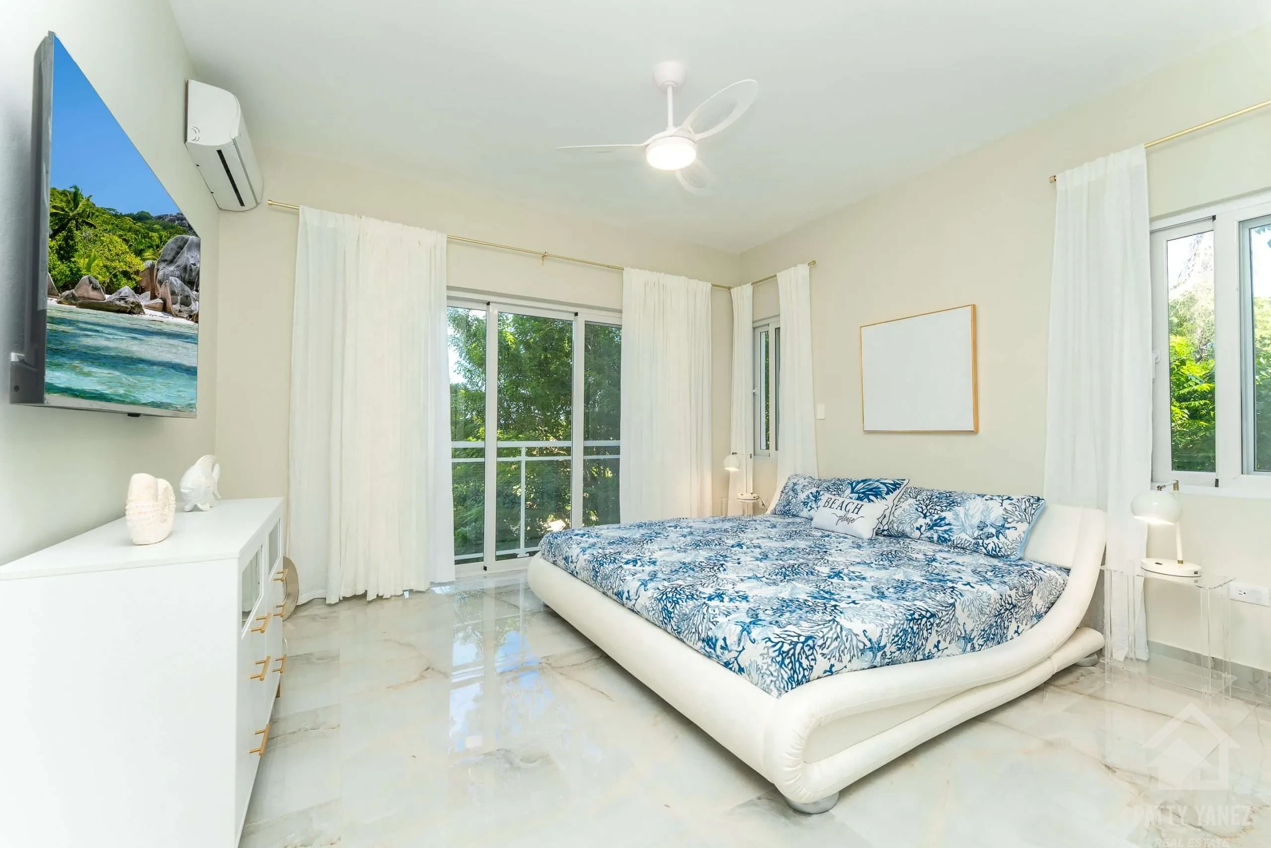 Condominio moderno amueblado de 3 recámaras con vista al mar y alberca