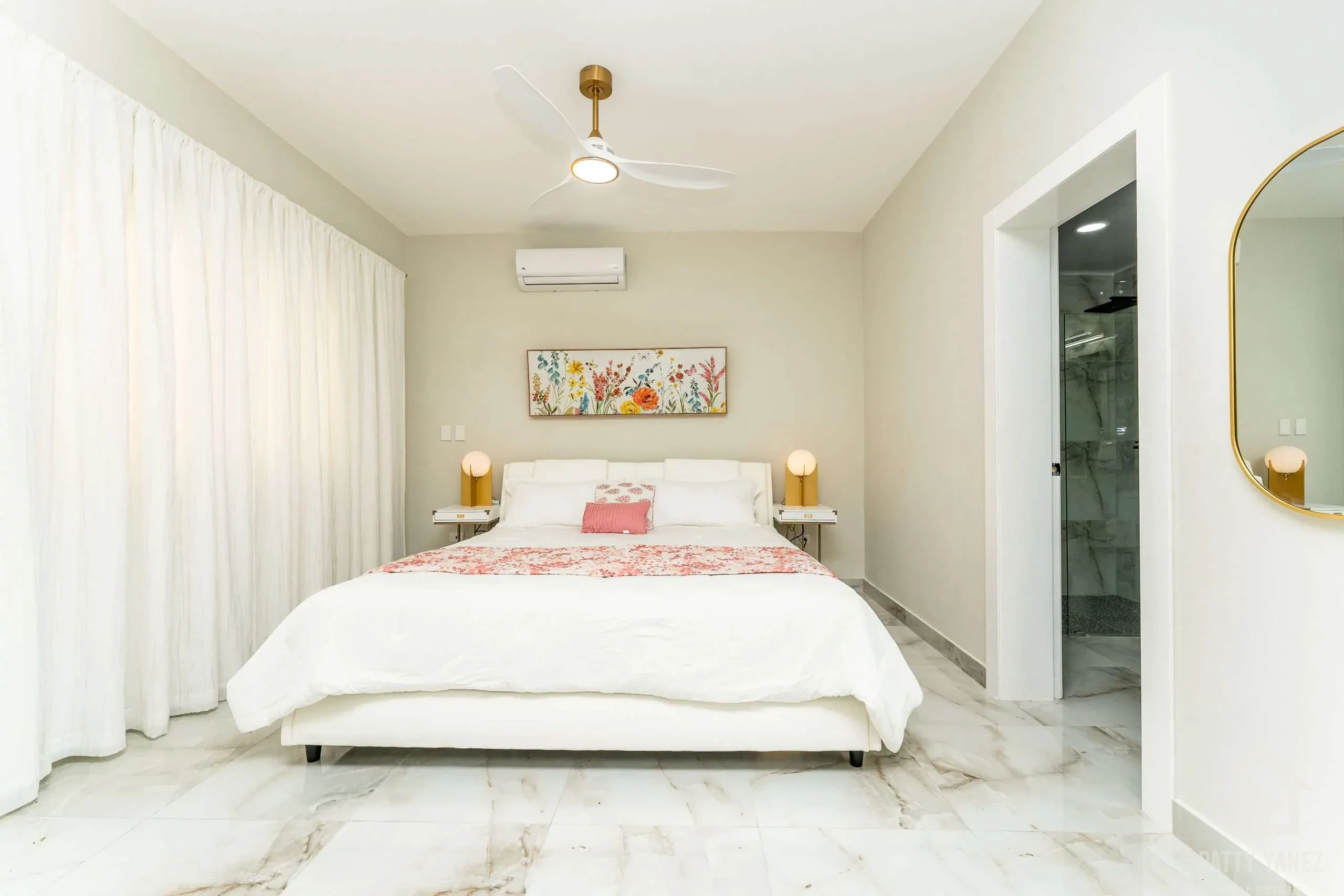 Condominio moderno amueblado de 3 recámaras con vista al mar y alberca