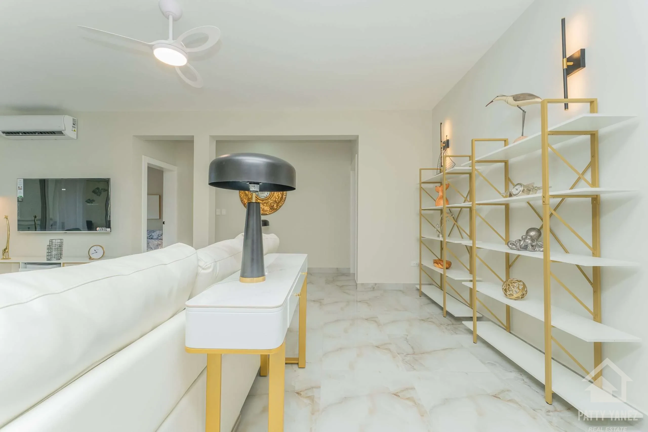 Condominio moderno amueblado de 3 recámaras con vista al mar y alberca