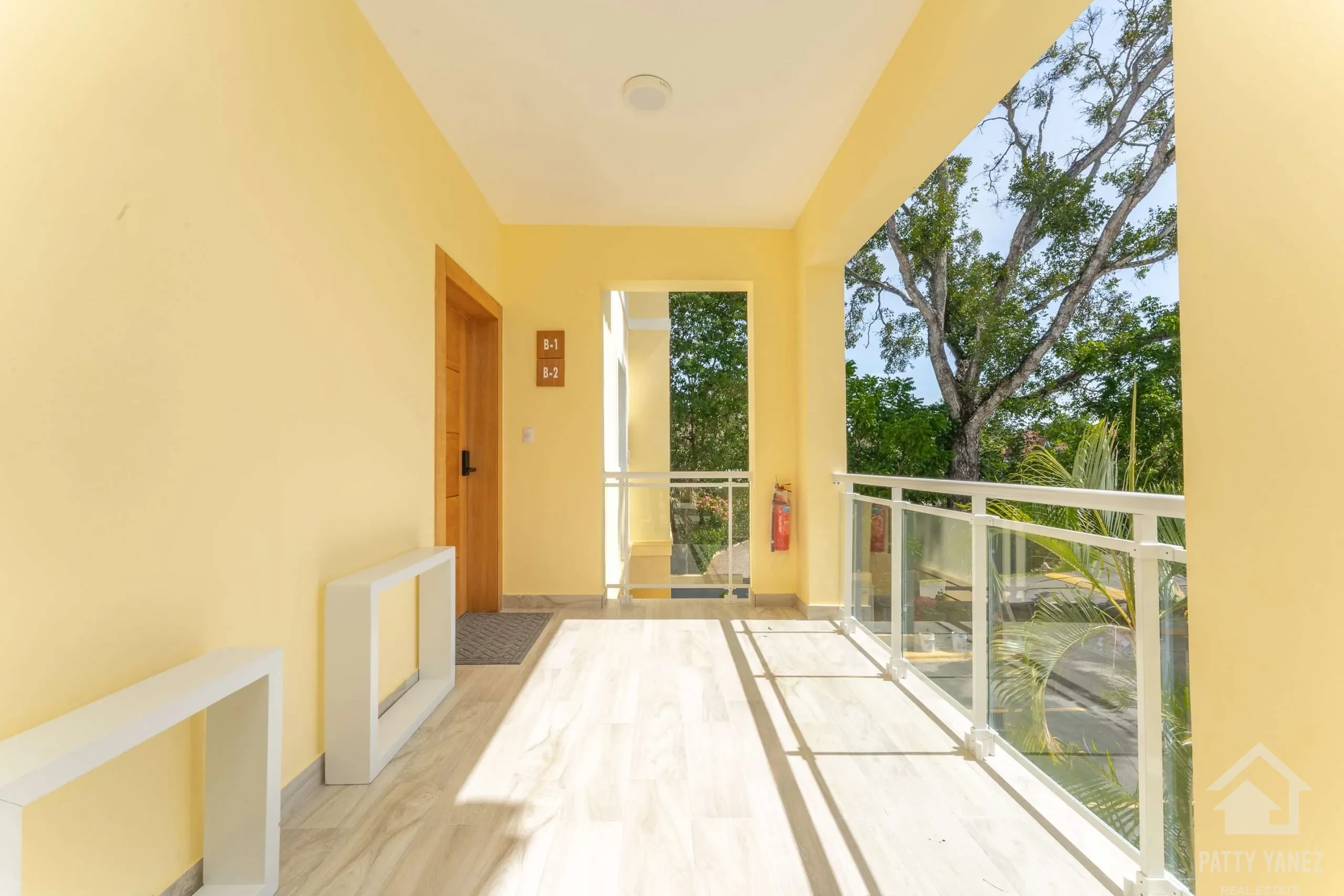 Condominio moderno amueblado de 3 recámaras con vista al mar y alberca
