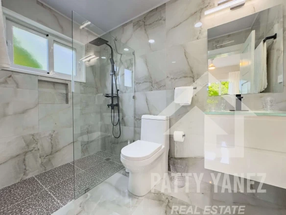 Condominio moderno amueblado de 3 recámaras con vista al mar y alberca