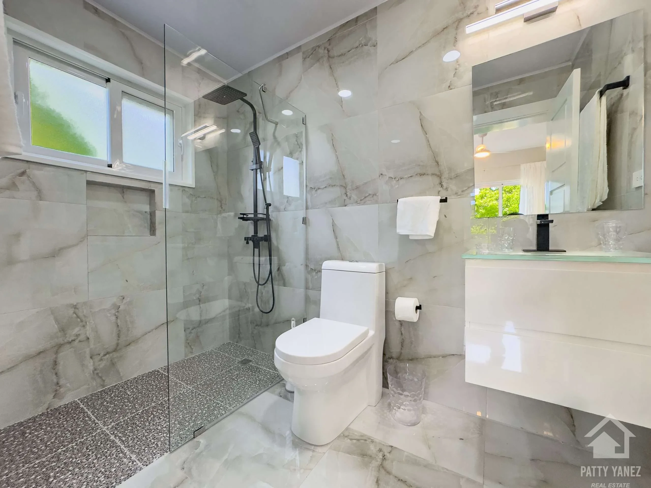 Condominio moderno amueblado de 3 recámaras con vista al mar y alberca