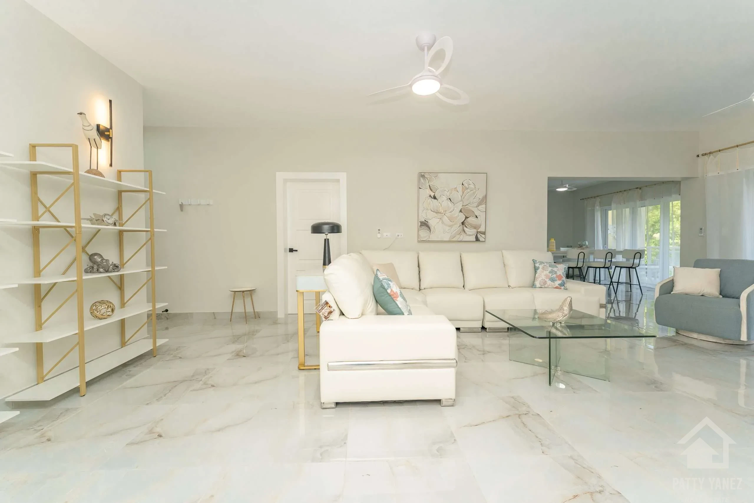 Condominio moderno amueblado de 3 recámaras con vista al mar y alberca