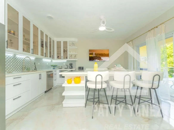 Condominio moderno amueblado de 3 recámaras con vista al mar y alberca