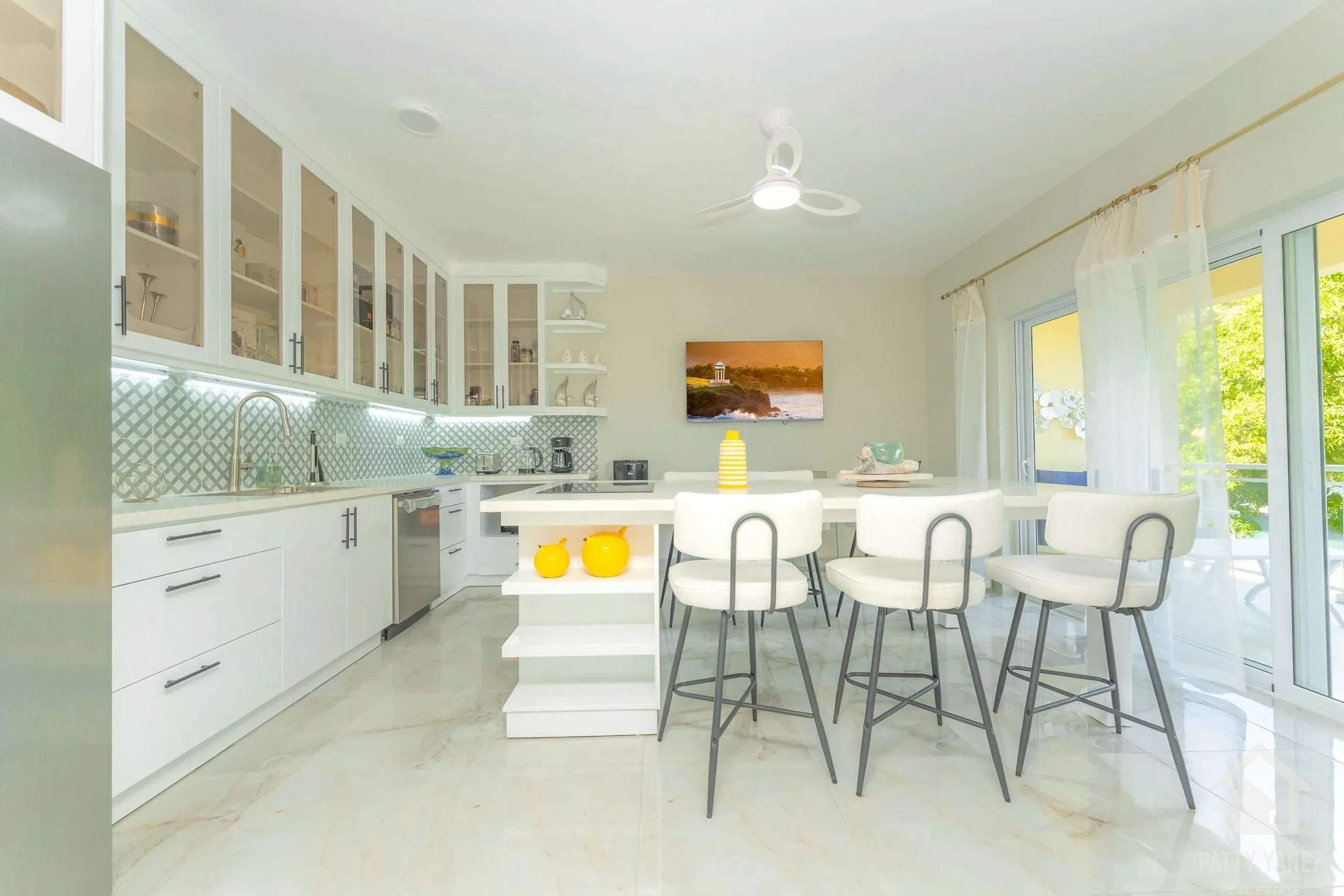 Condominio moderno amueblado de 3 recámaras con vista al mar y alberca