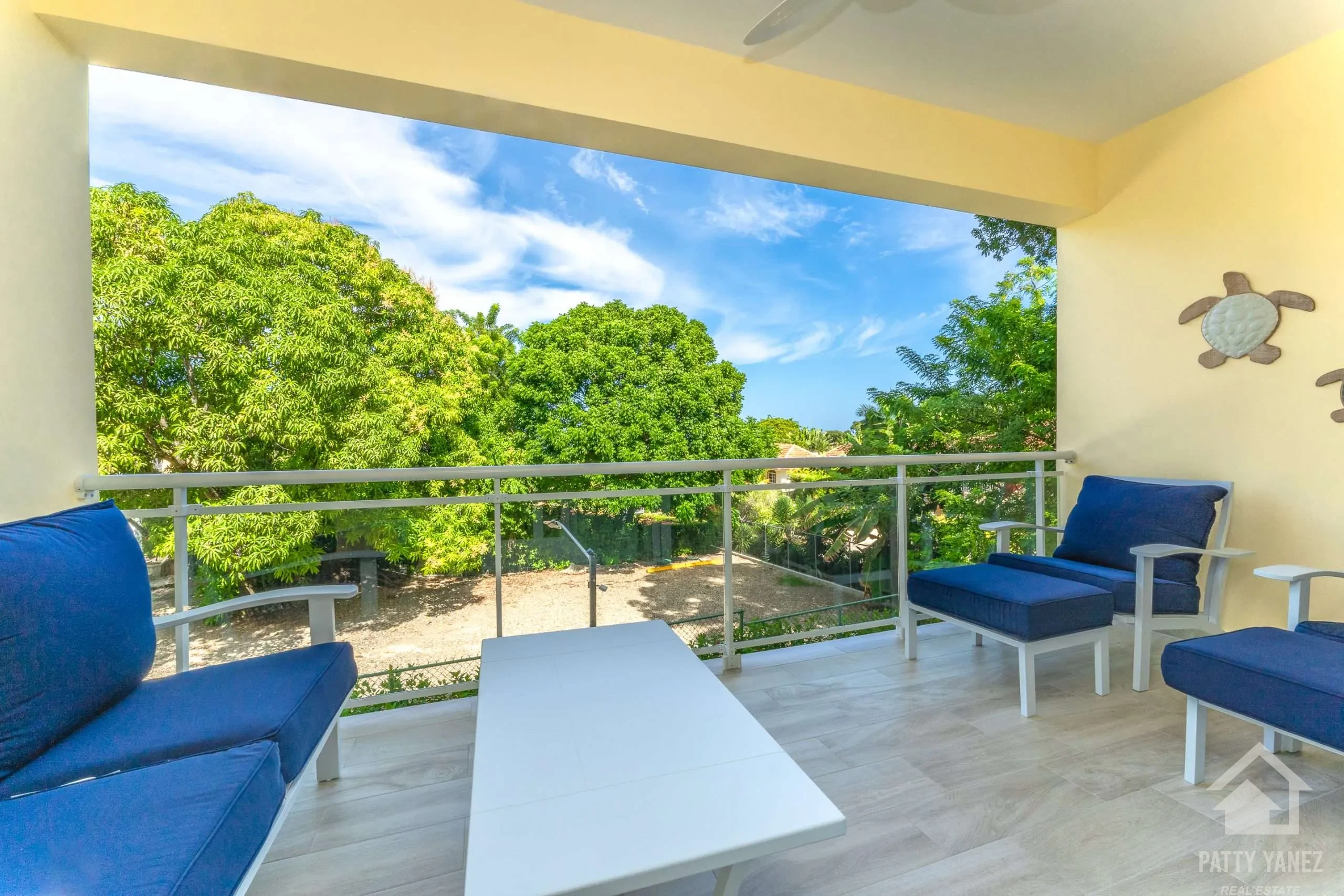 Condominio moderno amueblado de 3 recámaras con vista al mar y alberca