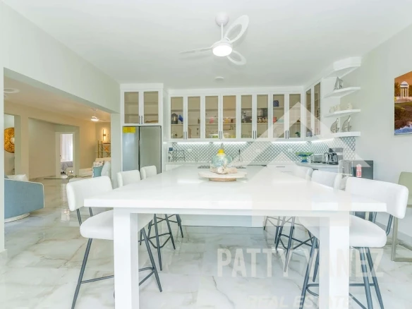 Condominio moderno amueblado de 3 recámaras con vista al mar y alberca