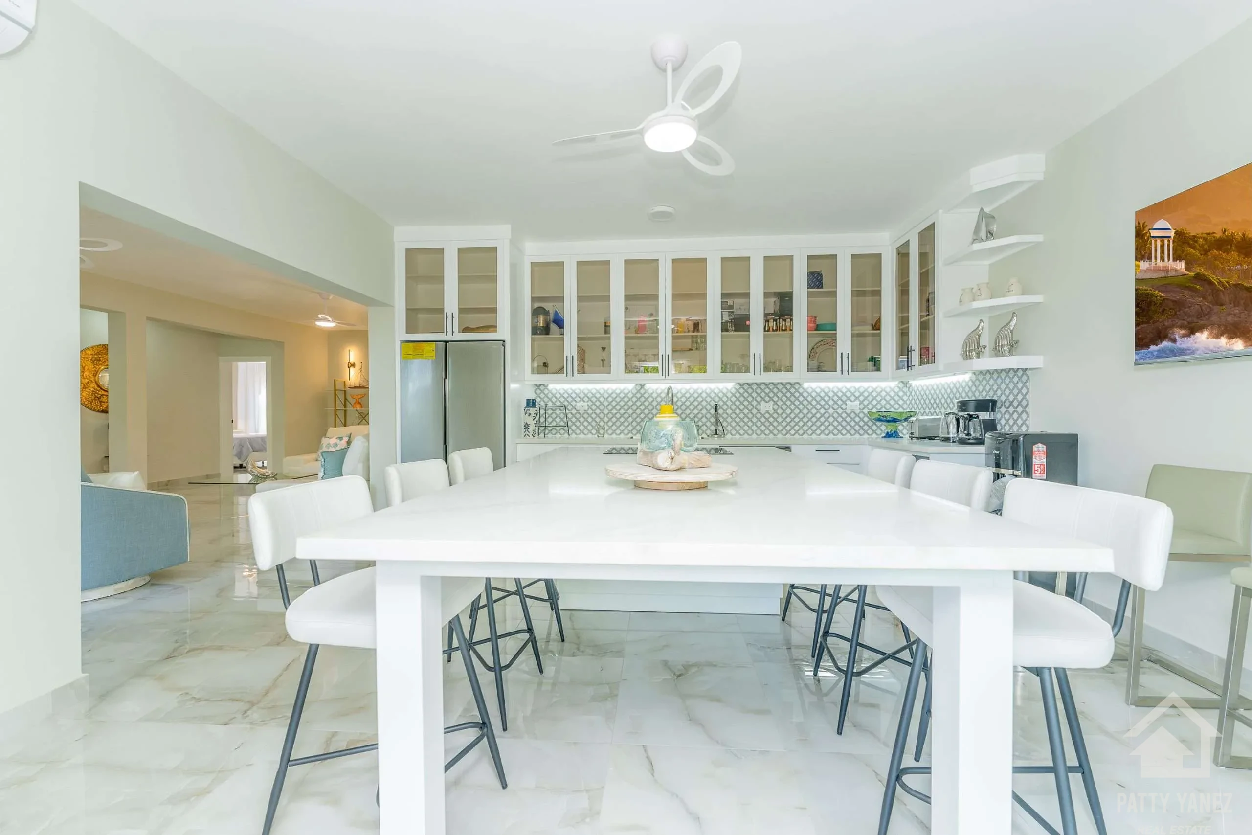 Condominio moderno amueblado de 3 recámaras con vista al mar y alberca