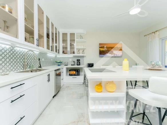 Condominio moderno amueblado de 3 recámaras con vista al mar y alberca