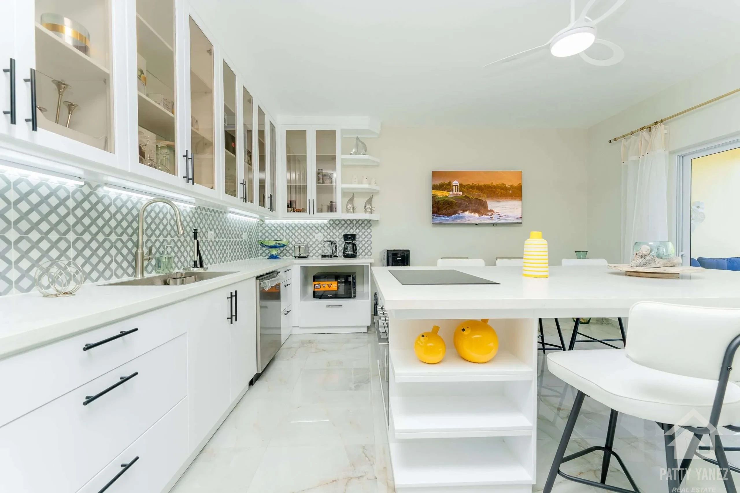 Condominio moderno amueblado de 3 recámaras con vista al mar y alberca