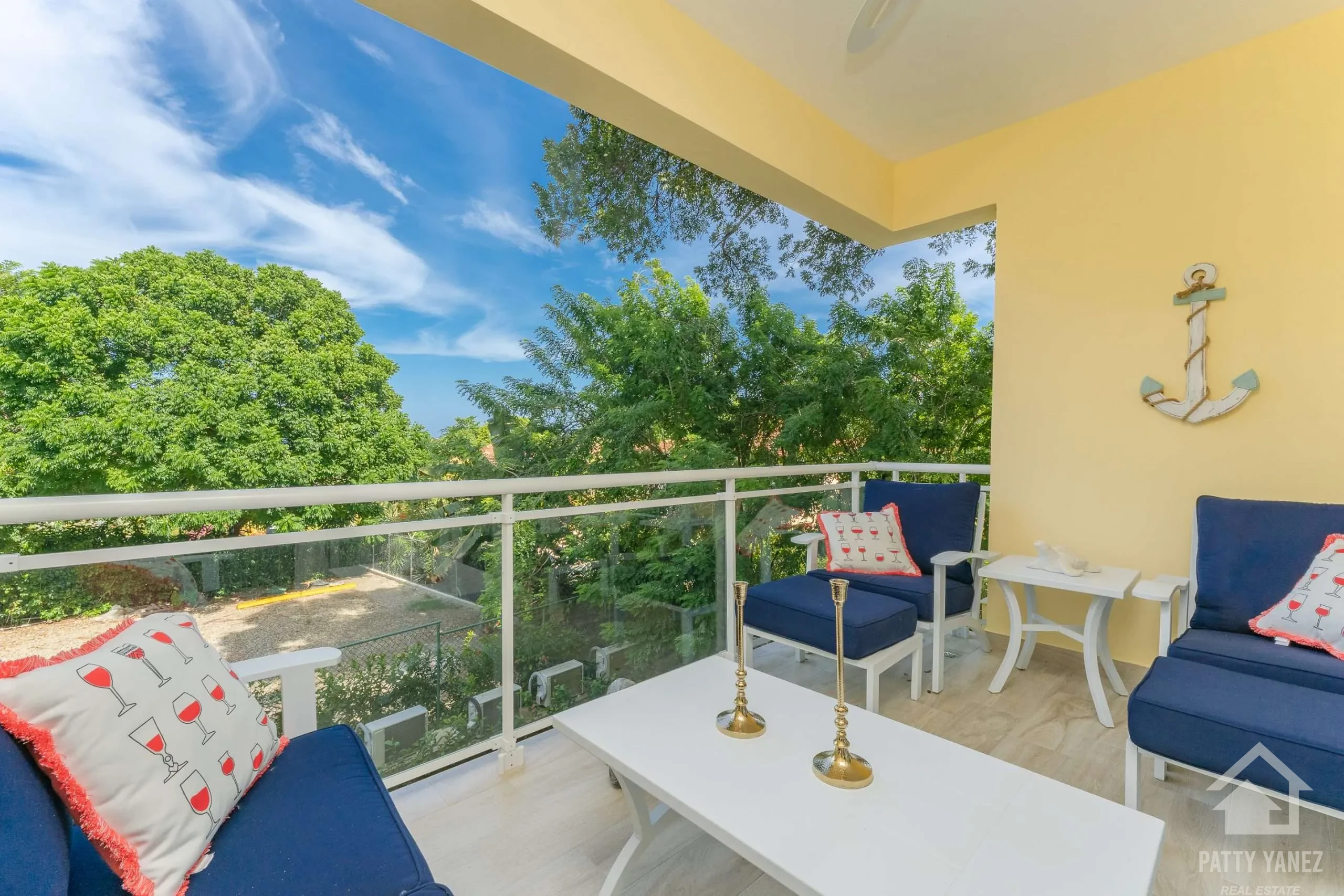 Condominio moderno amueblado de 3 recámaras con vista al mar y alberca
