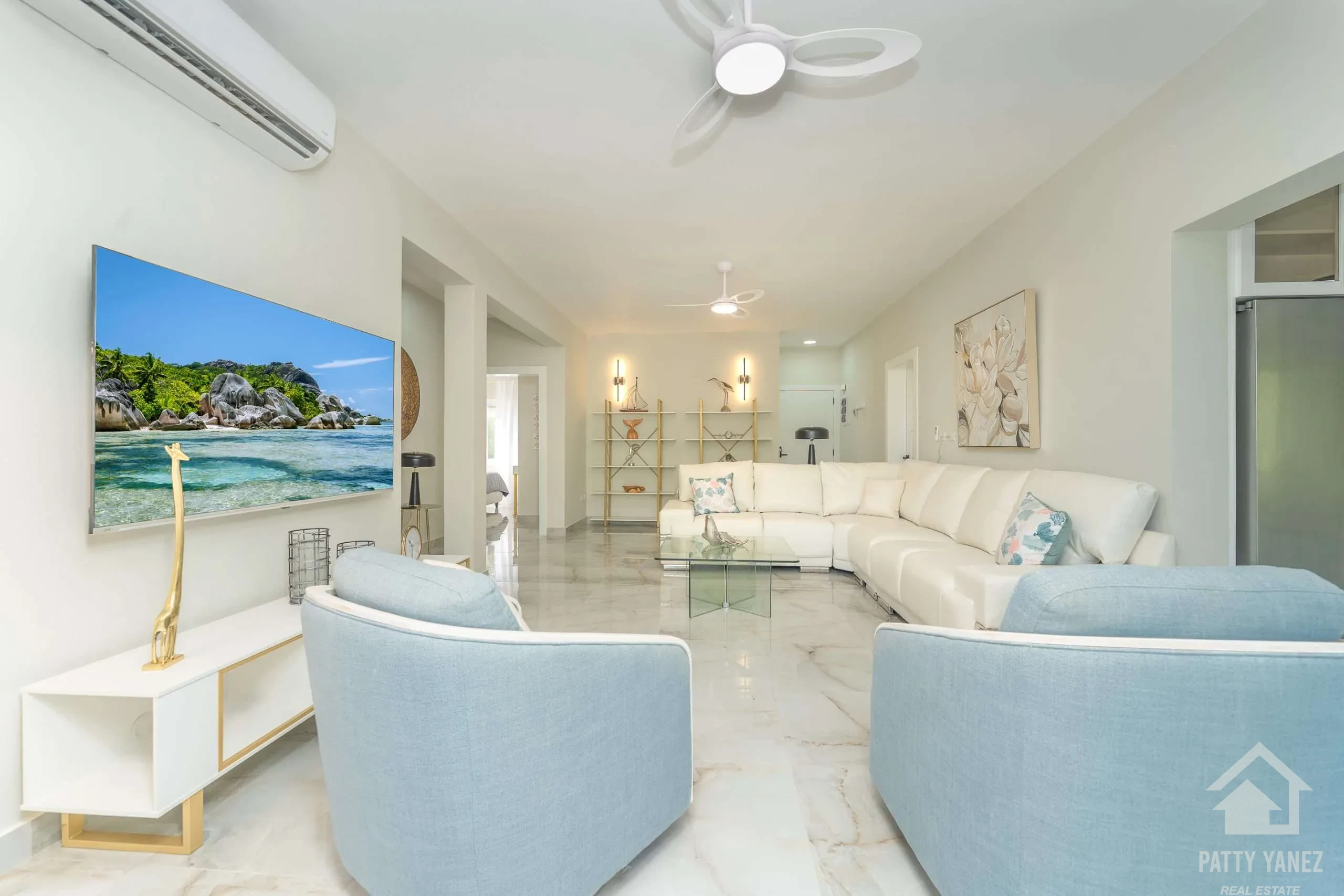 Condominio moderno amueblado de 3 recámaras con vista al mar y alberca